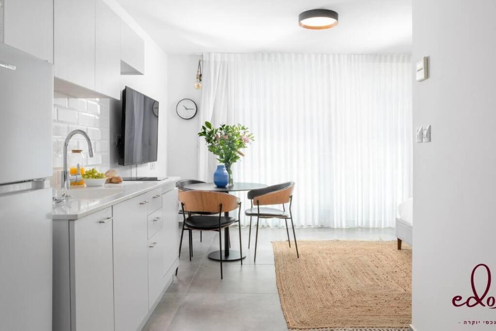 Apartamento דירה יפהפייה עם מרפסת 100 מטר מהים - By Edom *