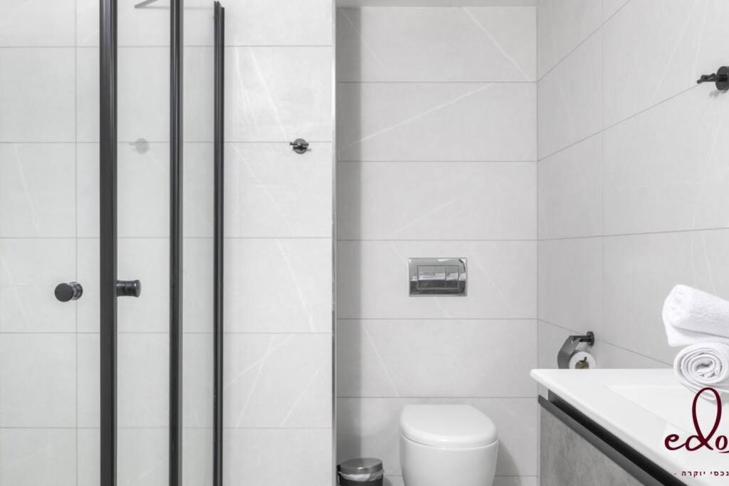 Apartamento דירה יפהפייה עם מרפסת 100 מטר מהים - By Edom *