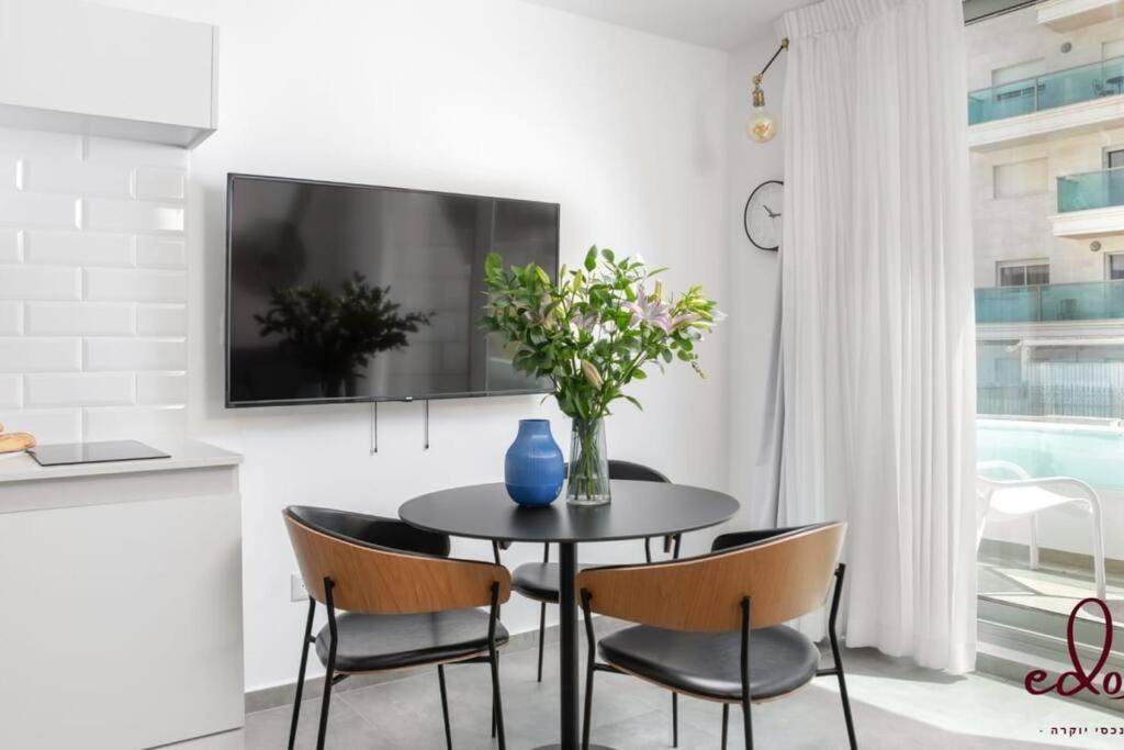 דירה יפהפייה עם מרפסת 100 מטר מהים - By Edom Apartment